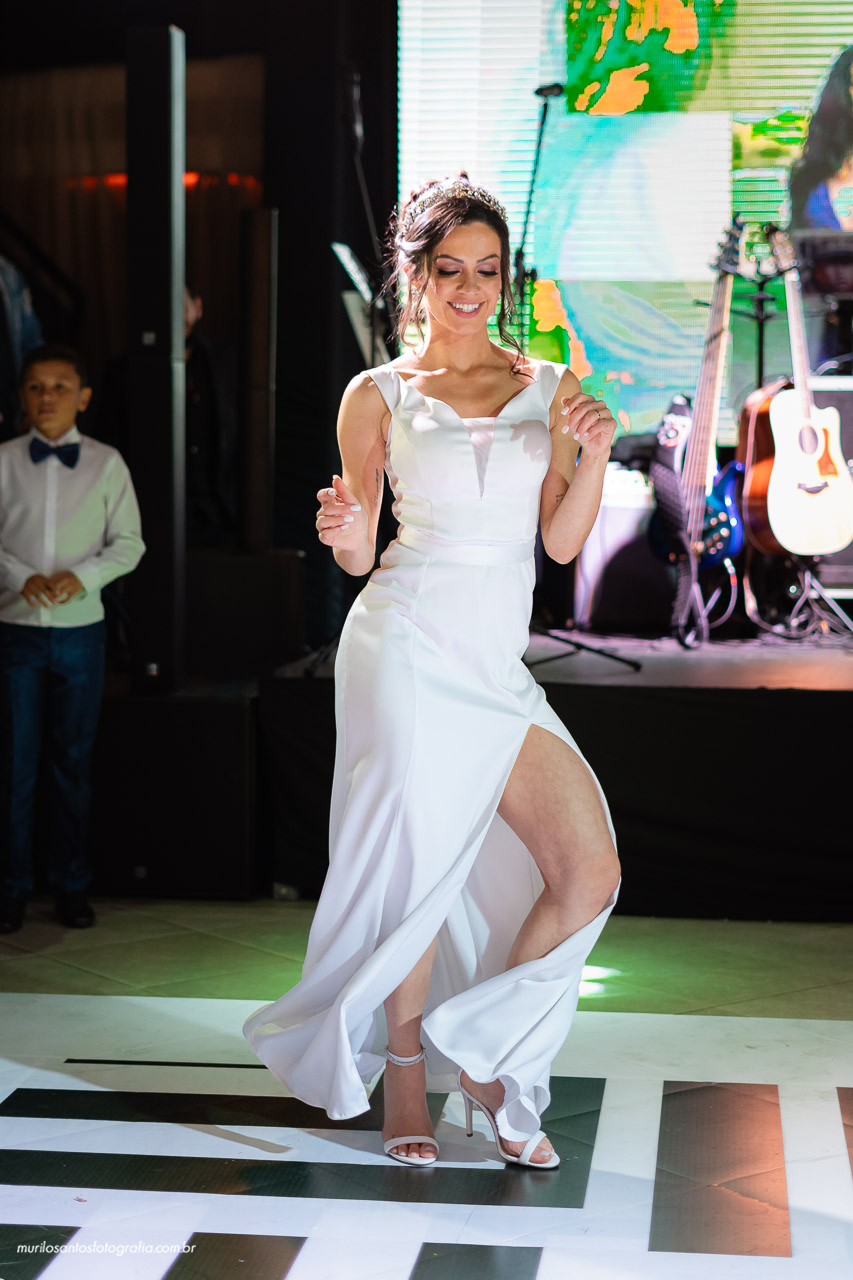 Carol e Pedro Murilo Santos Fotografia Castro Campos Gerais Paraná Casal Noivos Casamento wedding Noiva Noivo Casal Igreja Matriz Cerimonia Festa Sorriso Balada Espontaneo Dança Sabor Mineiro Filleto