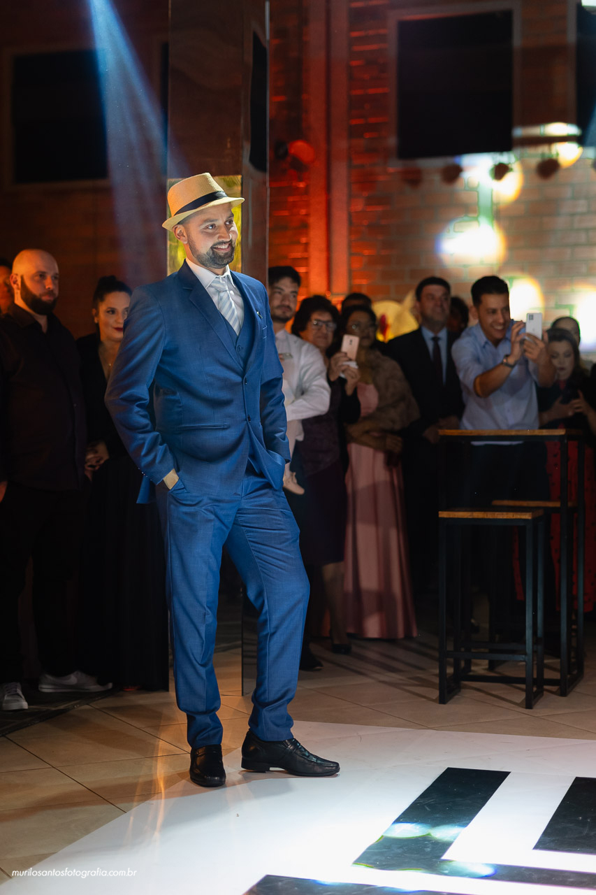 Carol e Pedro Murilo Santos Fotografia Castro Campos Gerais Paraná Casal Noivos Casamento wedding Noiva Noivo Casal Igreja Matriz Cerimonia Festa Sorriso Balada Espontaneo Dança Sabor Mineiro Filleto