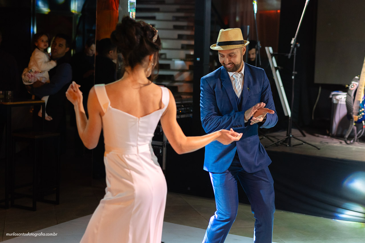 Carol e Pedro Murilo Santos Fotografia Castro Campos Gerais Paraná Casal Noivos Casamento wedding Noiva Noivo Casal Igreja Matriz Cerimonia Festa Sorriso Balada Espontaneo Dança Sabor Mineiro Filleto