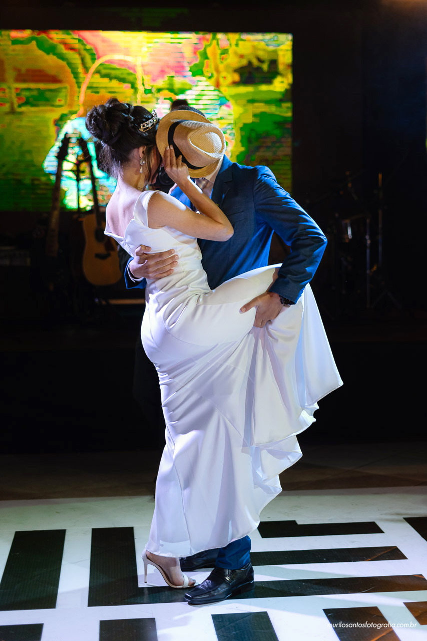 Carol e Pedro Murilo Santos Fotografia Castro Campos Gerais Paraná Casal Noivos Casamento wedding Noiva Noivo Casal Igreja Matriz Cerimonia Festa Sorriso Balada Espontaneo Dança Sabor Mineiro Filleto