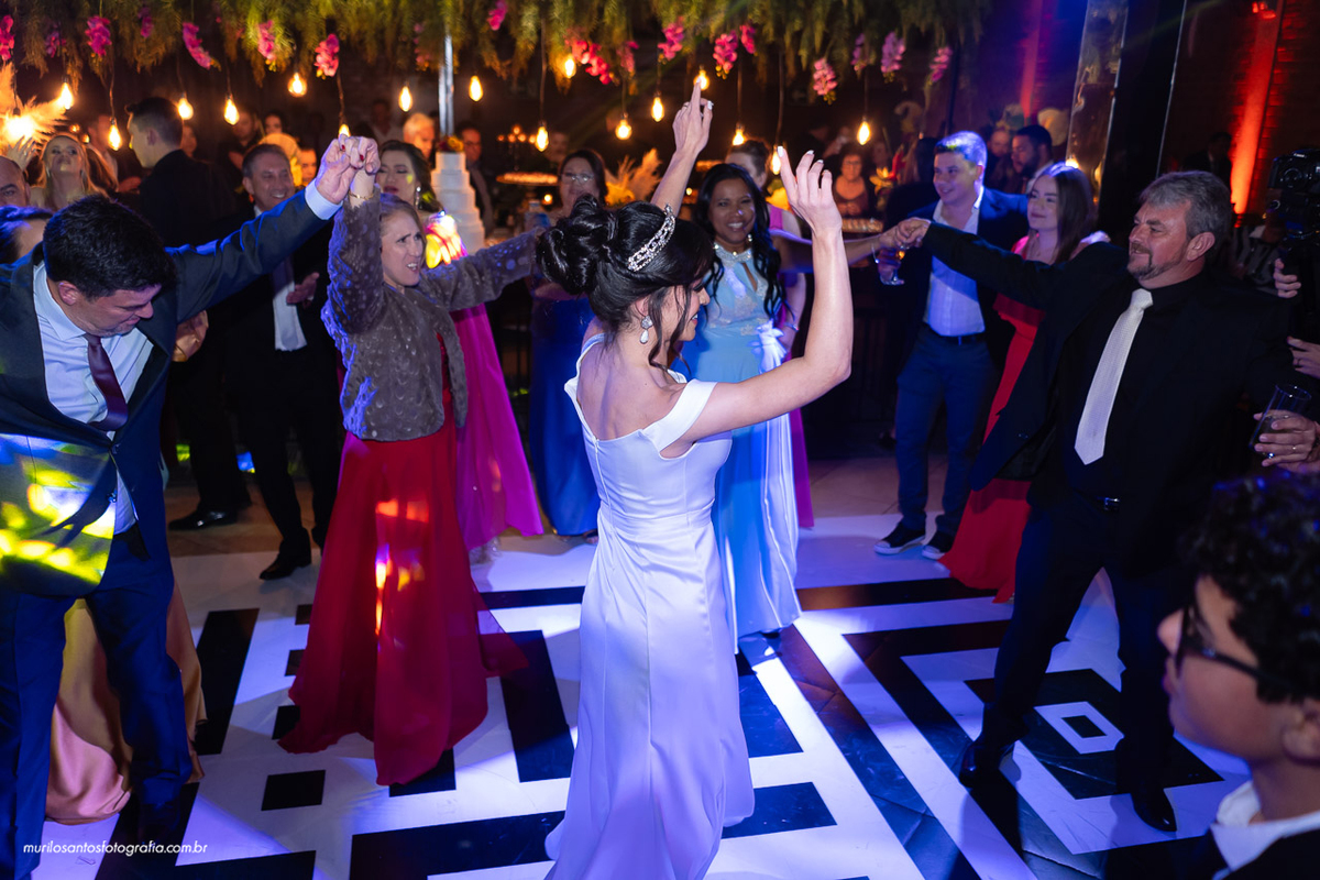 Carol e Pedro Murilo Santos Fotografia Castro Campos Gerais Paraná Casal Noivos Casamento wedding Noiva Noivo Casal Igreja Matriz Cerimonia Festa Sorriso Balada Espontaneo Dança Sabor Mineiro Filleto