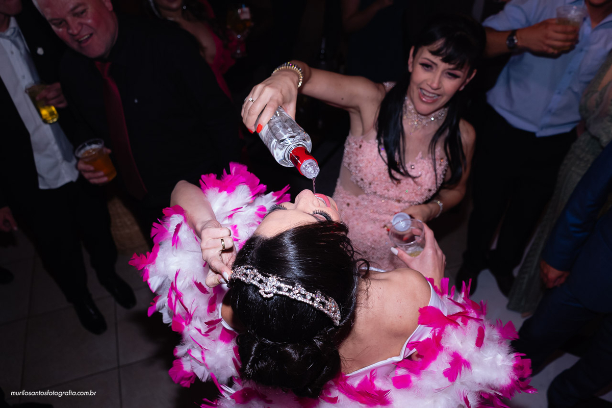Carol e Pedro Murilo Santos Fotografia Castro Campos Gerais Paraná Casal Noivos Casamento wedding Noiva Noivo Casal Igreja Matriz Cerimonia Festa Sorriso Balada Espontaneo Dança Sabor Mineiro Filleto