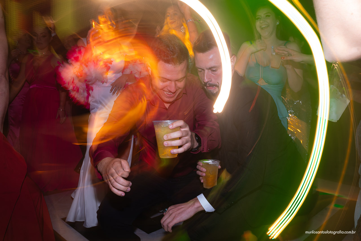 Carol e Pedro Murilo Santos Fotografia Castro Campos Gerais Paraná Casal Noivos Casamento wedding Noiva Noivo Casal Igreja Matriz Cerimonia Festa Sorriso Balada Espontaneo Dança Sabor Mineiro Filleto