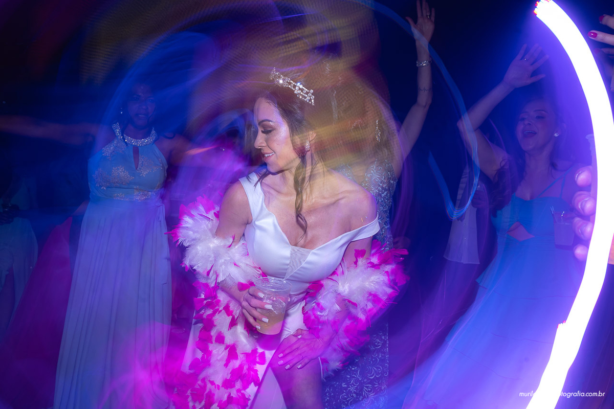 Carol e Pedro Murilo Santos Fotografia Castro Campos Gerais Paraná Casal Noivos Casamento wedding Noiva Noivo Casal Igreja Matriz Cerimonia Festa Sorriso Balada Espontaneo Dança Sabor Mineiro Filleto
