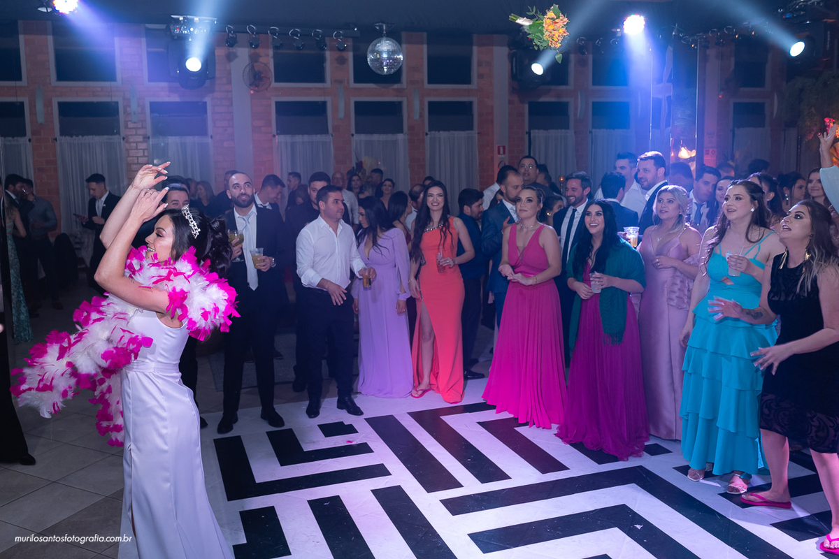Carol e Pedro Murilo Santos Fotografia Castro Campos Gerais Paraná Casal Noivos Casamento wedding Noiva Noivo Casal Igreja Matriz Cerimonia Festa Sorriso Balada Espontaneo Dança Sabor Mineiro Filleto