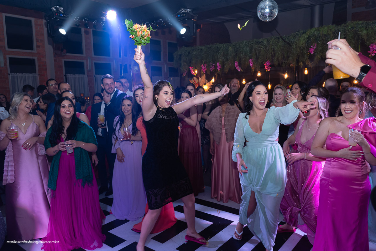 Carol e Pedro Murilo Santos Fotografia Castro Campos Gerais Paraná Casal Noivos Casamento wedding Noiva Noivo Casal Igreja Matriz Cerimonia Festa Sorriso Balada Espontaneo Dança Sabor Mineiro Filleto
