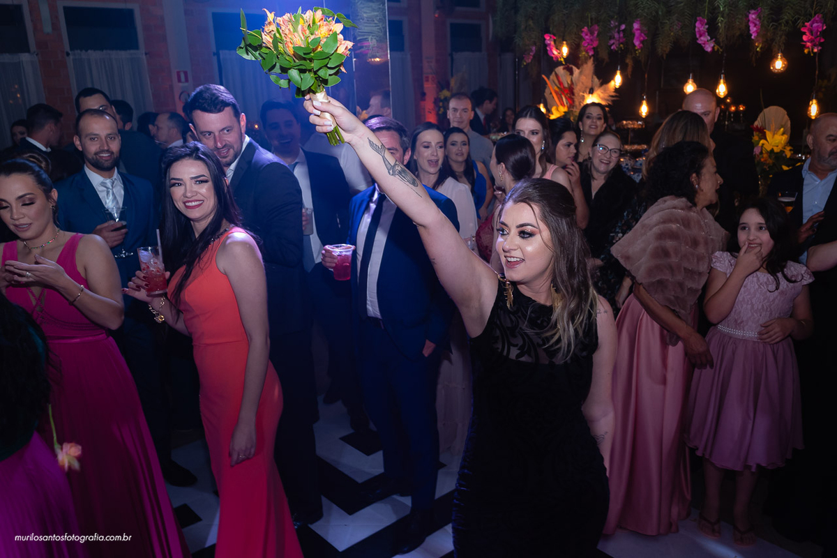 Carol e Pedro Murilo Santos Fotografia Castro Campos Gerais Paraná Casal Noivos Casamento wedding Noiva Noivo Casal Igreja Matriz Cerimonia Festa Sorriso Balada Espontaneo Dança Sabor Mineiro Filleto