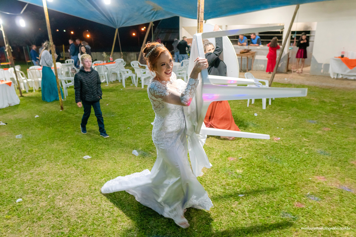 Dara e Clayton Murilo Santos Fotografia Castro Campos Gerais Paraná Ensaio Externo Ensaio Casal Noivos Casamento Cerimonia wedding Pré Castrolanda Moinho Capela Sao Pedro Festa Dança Valsa Alegria Sorriso Noiva Noivo Casal