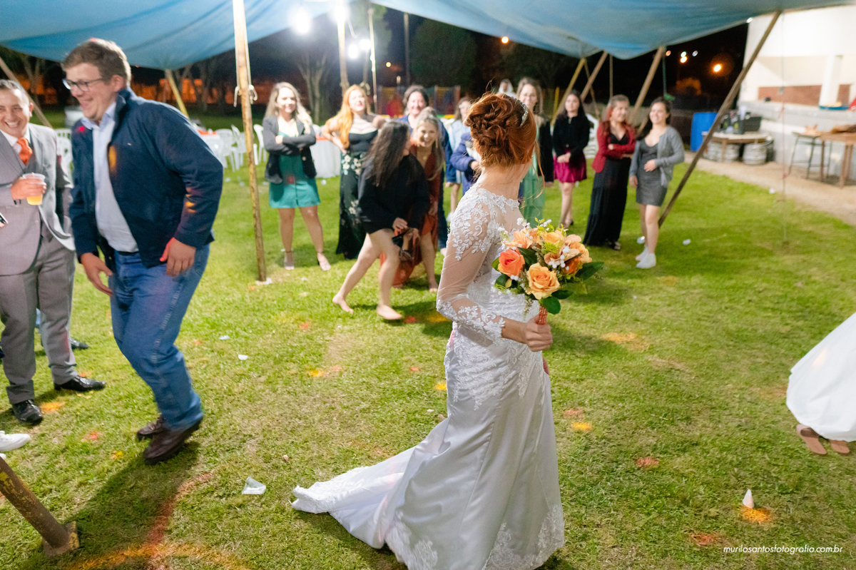 Dara e Clayton Murilo Santos Fotografia Castro Campos Gerais Paraná Ensaio Externo Ensaio Casal Noivos Casamento Cerimonia wedding Pré Castrolanda Moinho Capela Sao Pedro Festa Dança Valsa Alegria Sorriso Noiva Noivo Casal