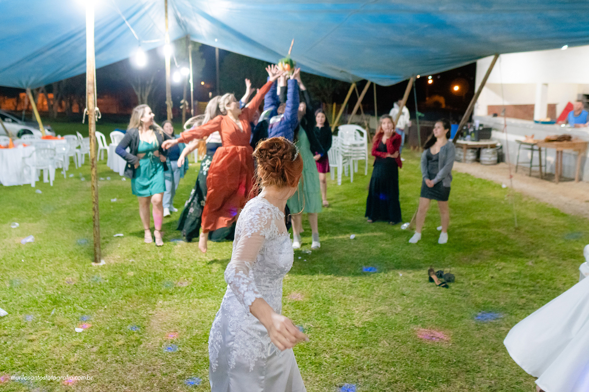 Dara e Clayton Murilo Santos Fotografia Castro Campos Gerais Paraná Ensaio Externo Ensaio Casal Noivos Casamento Cerimonia wedding Pré Castrolanda Moinho Capela Sao Pedro Festa Dança Valsa Alegria Sorriso Noiva Noivo Casal