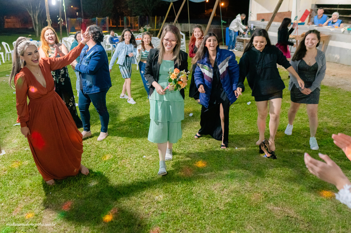 Dara e Clayton Murilo Santos Fotografia Castro Campos Gerais Paraná Ensaio Externo Ensaio Casal Noivos Casamento Cerimonia wedding Pré Castrolanda Moinho Capela Sao Pedro Festa Dança Valsa Alegria Sorriso Noiva Noivo Casal