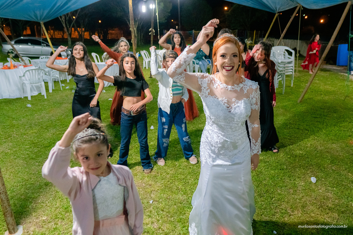 Dara e Clayton Murilo Santos Fotografia Castro Campos Gerais Paraná Ensaio Externo Ensaio Casal Noivos Casamento Cerimonia wedding Pré Castrolanda Moinho Capela Sao Pedro Festa Dança Valsa Alegria Sorriso Noiva Noivo Casal