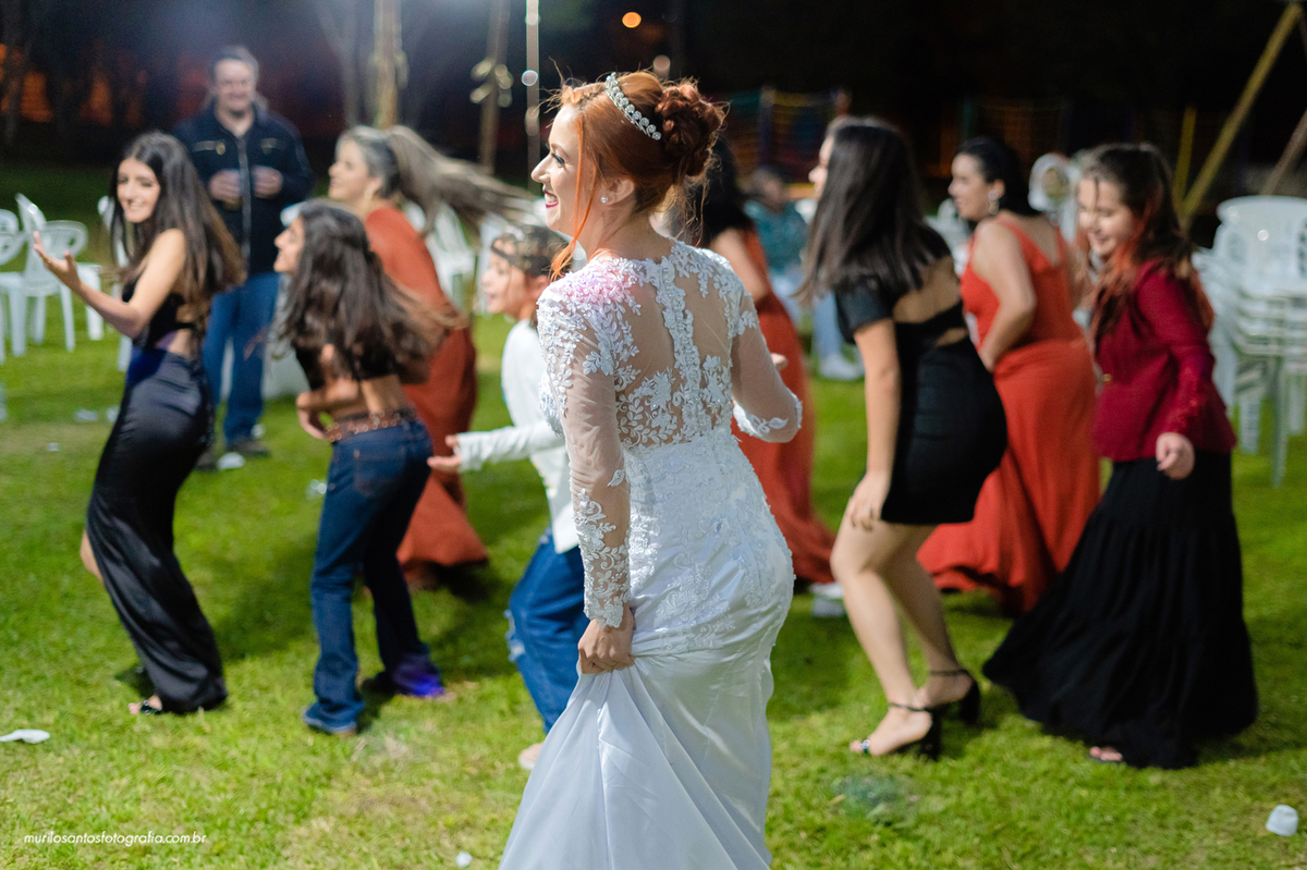 Dara e Clayton Murilo Santos Fotografia Castro Campos Gerais Paraná Ensaio Externo Ensaio Casal Noivos Casamento Cerimonia wedding Pré Castrolanda Moinho Capela Sao Pedro Festa Dança Valsa Alegria Sorriso Noiva Noivo Casal