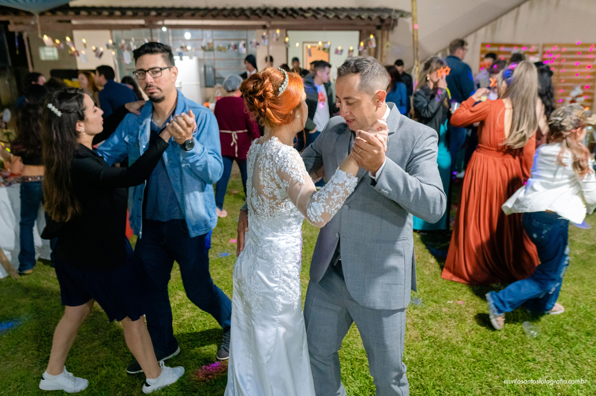 Dara e Clayton Murilo Santos Fotografia Castro Campos Gerais Paraná Ensaio Externo Ensaio Casal Noivos Casamento Cerimonia wedding Pré Castrolanda Moinho Capela Sao Pedro Festa Dança Valsa Alegria Sorriso Noiva Noivo Casal