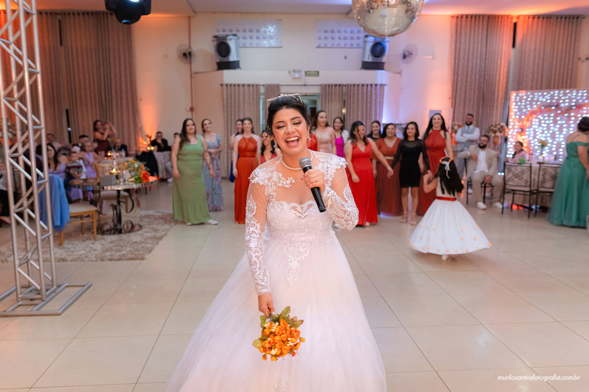 Emanuelly e Nathan Murilo Santos Fotografia Ponta Grossa Campos Gerais Paraná Noivos Casamento Cerimonia wedding Ensaio Externo Ensaio Casal Noivos Casamento Noiva Noivo Casal Fusca