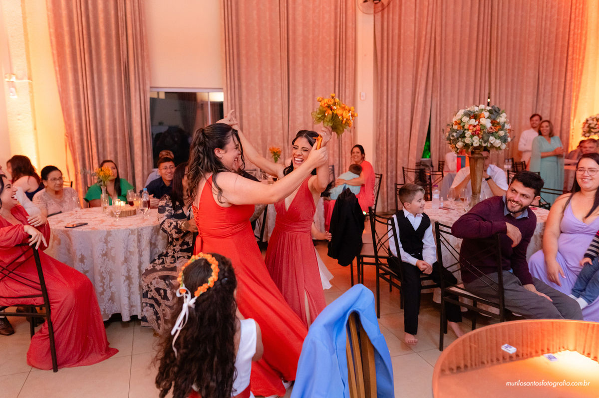 Emanuelly e Nathan Murilo Santos Fotografia Ponta Grossa Campos Gerais Paraná Noivos Casamento Cerimonia wedding Ensaio Externo Ensaio Casal Noivos Casamento Noiva Noivo Casal Fusca