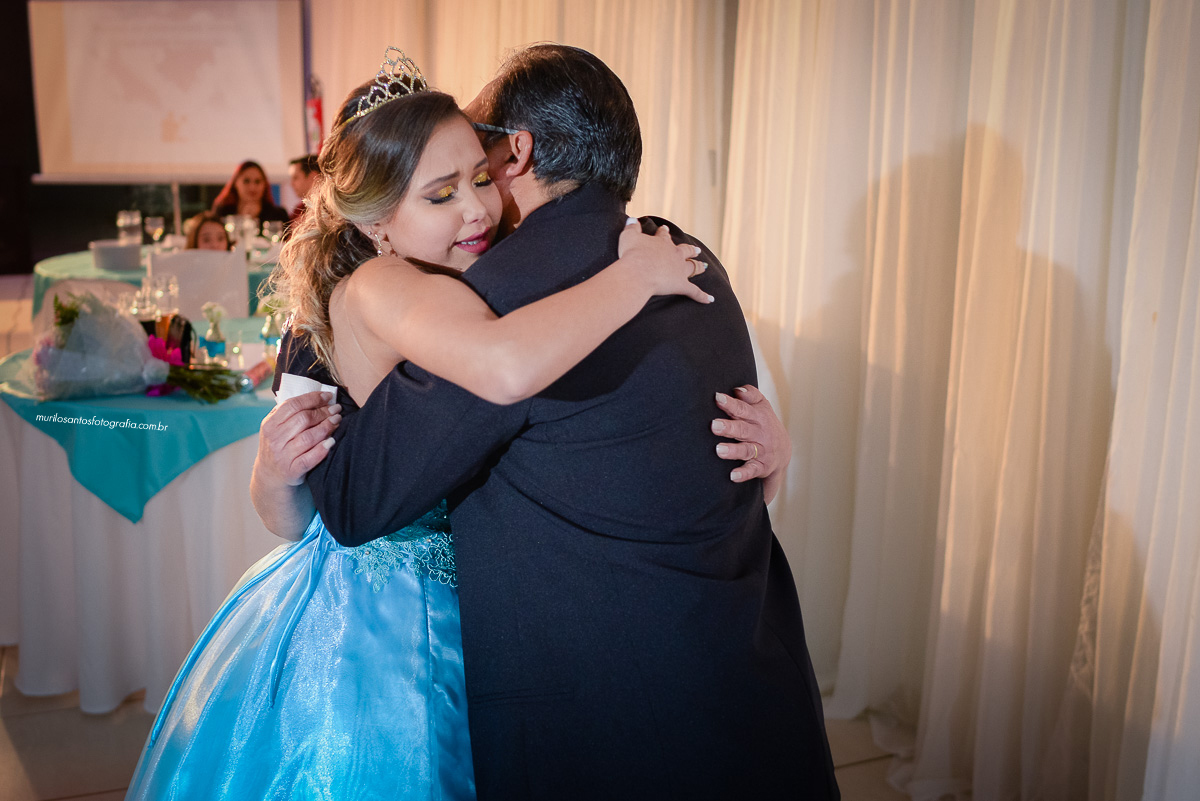 Murilo Santos Fotografia 15 Anos Campos Gerais Castro Castrolanda Alegria Festa Eloy Ferreira Eventos Nikon D600 28mm 50mm 85mm Moça Sorrindo Dança Coreografia Homenagem Vestido Decoração Azul Bolo