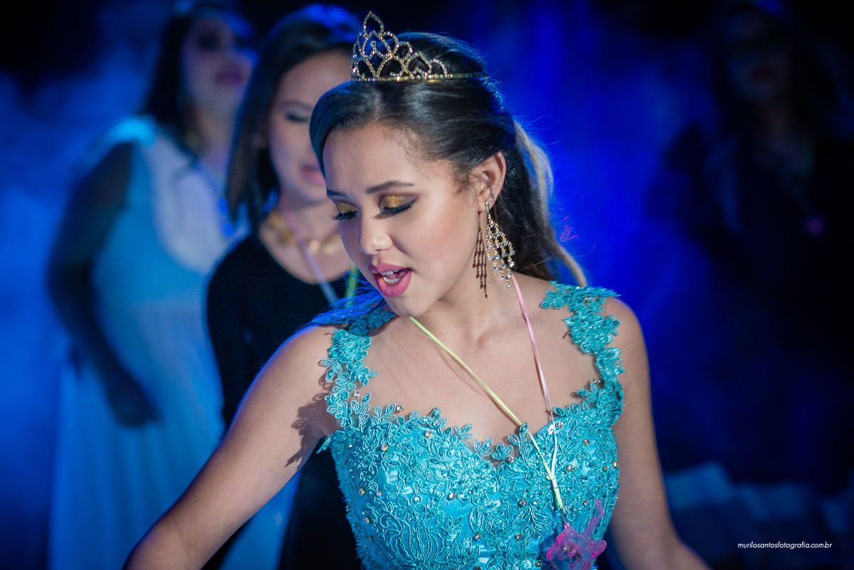Murilo Santos Fotografia 15 Anos Campos Gerais Castro Castrolanda Alegria Festa Eloy Ferreira Eventos Nikon D600 28mm 50mm 85mm Moça Sorrindo Dança Coreografia Homenagem Vestido Decoração Azul Bolo