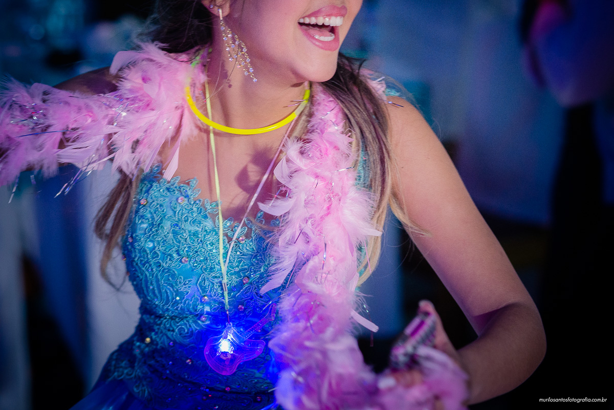 Murilo Santos Fotografia 15 Anos Campos Gerais Castro Castrolanda Alegria Festa Eloy Ferreira Eventos Nikon D600 28mm 50mm 85mm Moça Sorrindo Dança Coreografia Homenagem Vestido Decoração Azul Bolo