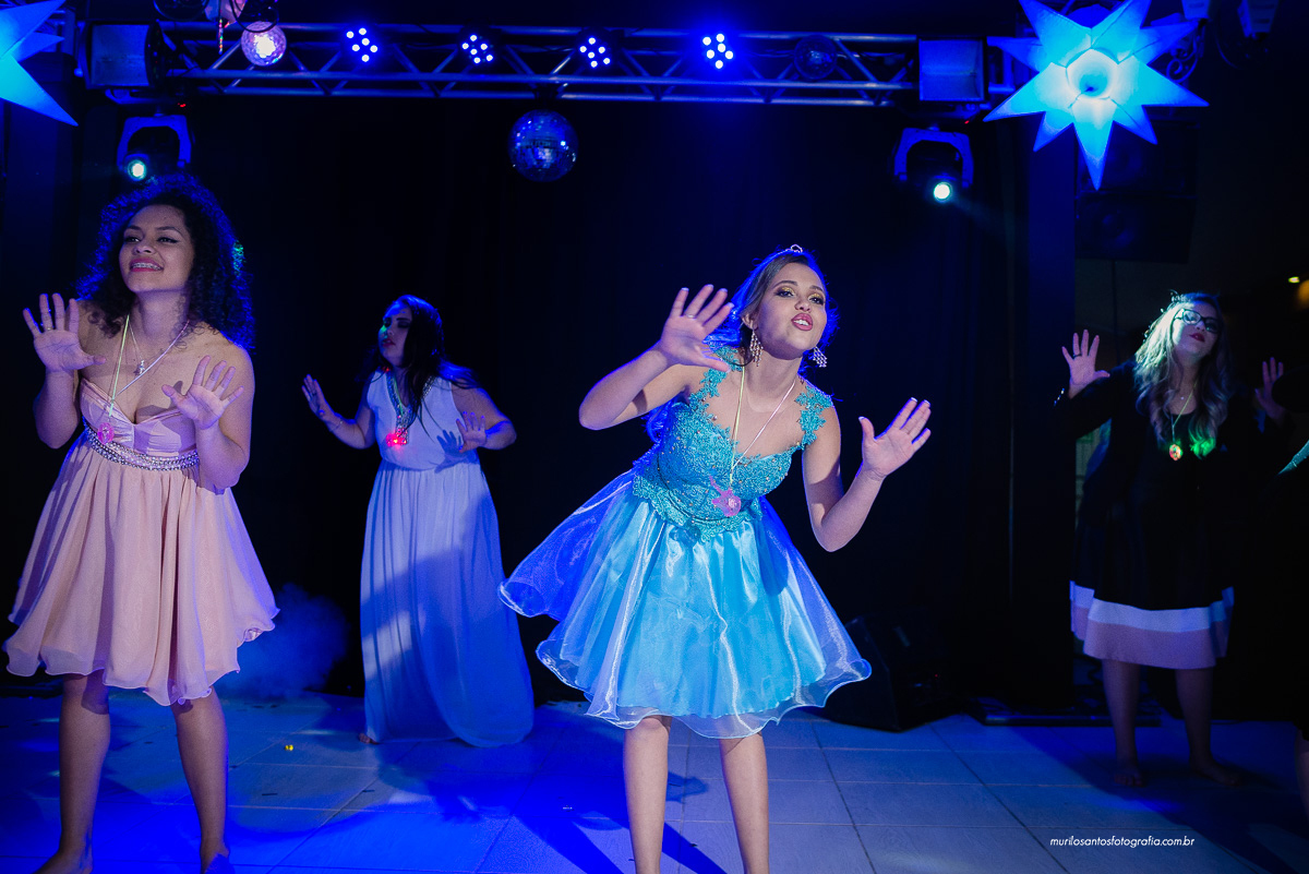 Murilo Santos Fotografia 15 Anos Campos Gerais Castro Castrolanda Alegria Festa Eloy Ferreira Eventos Nikon D600 28mm 50mm 85mm Moça Sorrindo Dança Coreografia Homenagem Vestido Decoração Azul Bolo