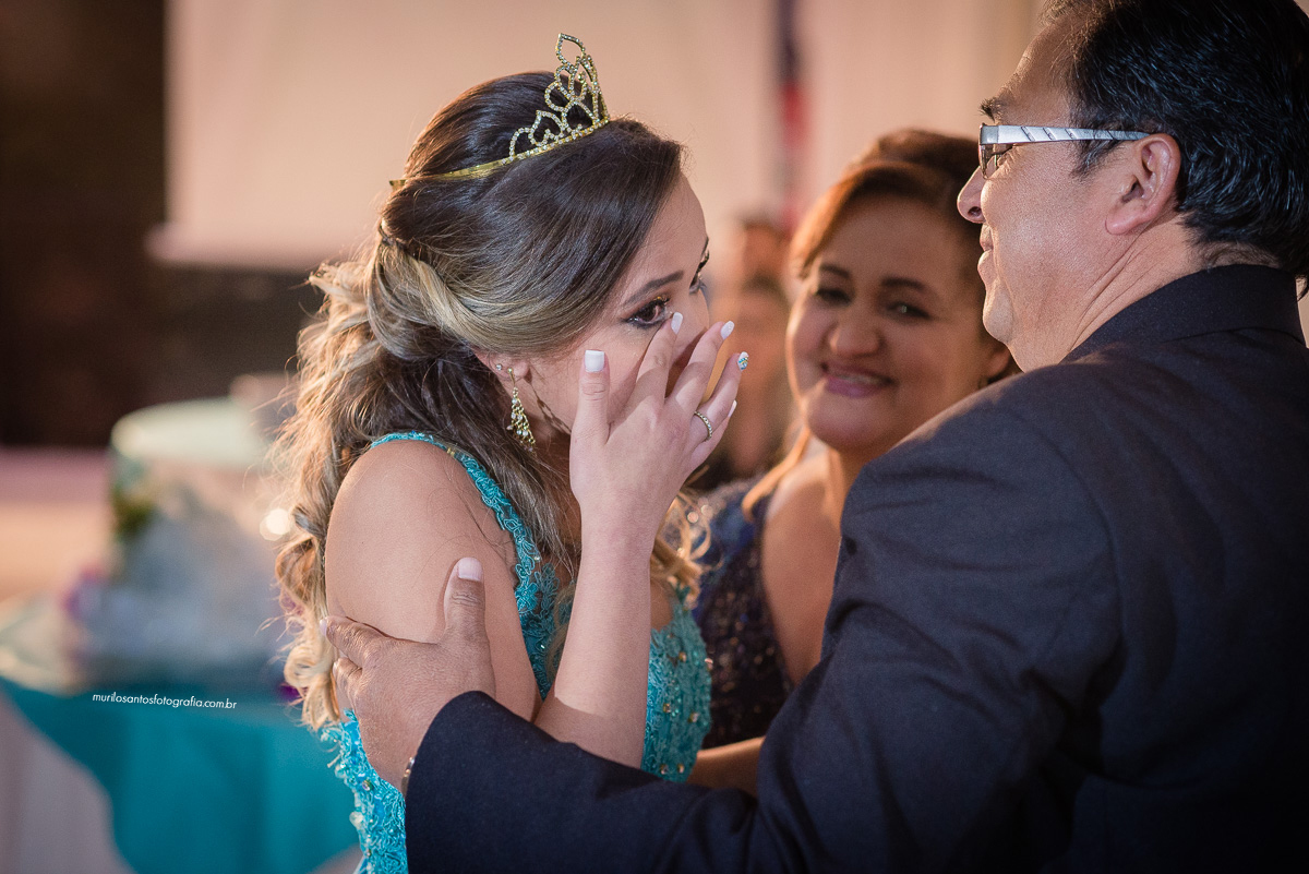 Murilo Santos Fotografia 15 Anos Campos Gerais Castro Castrolanda Alegria Festa Eloy Ferreira Eventos Nikon D600 28mm 50mm 85mm Moça Sorrindo Dança Coreografia Homenagem Vestido Decoração Azul Bolo