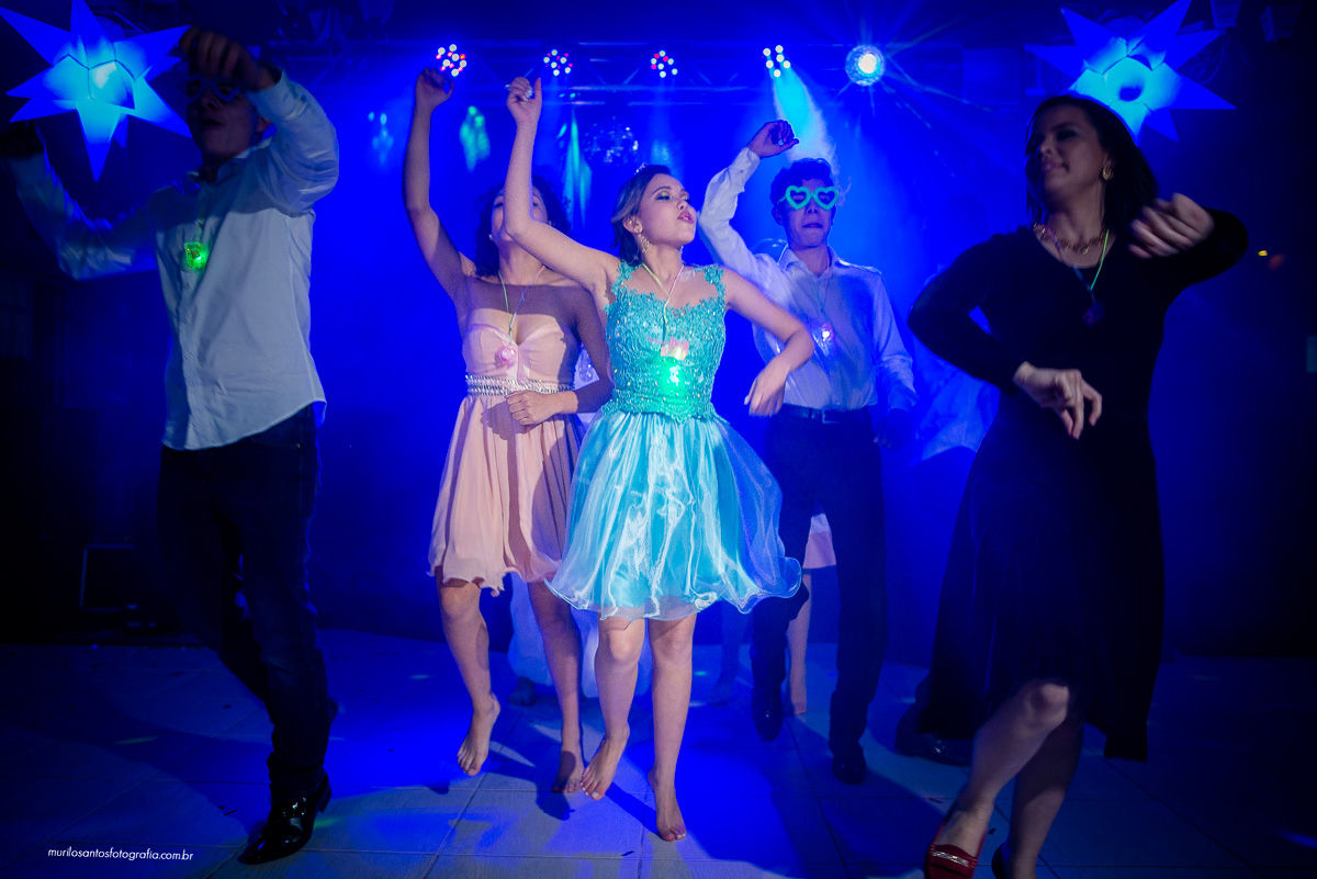 Murilo Santos Fotografia 15 Anos Campos Gerais Castro Castrolanda Alegria Festa Eloy Ferreira Eventos Nikon D600 28mm 50mm 85mm Moça Sorrindo Dança Coreografia Homenagem Vestido Decoração Azul Bolo