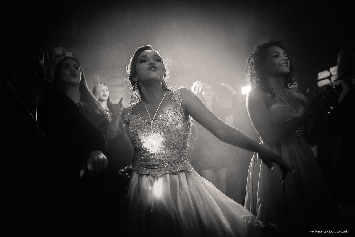 Murilo Santos Fotografia 15 Anos Campos Gerais Castro Castrolanda Alegria Festa Eloy Ferreira Eventos Nikon D600 28mm 50mm 85mm Moça Sorrindo Dança Coreografia Homenagem Vestido Decoração Azul Bolo