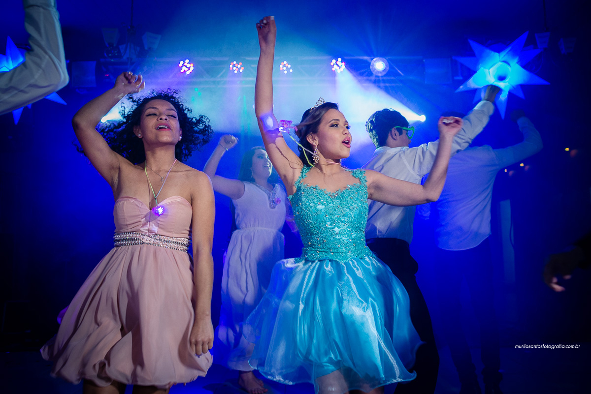 Murilo Santos Fotografia 15 Anos Campos Gerais Castro Castrolanda Alegria Festa Eloy Ferreira Eventos Nikon D600 28mm 50mm 85mm Moça Sorrindo Dança Coreografia Homenagem Vestido Decoração Azul Bolo