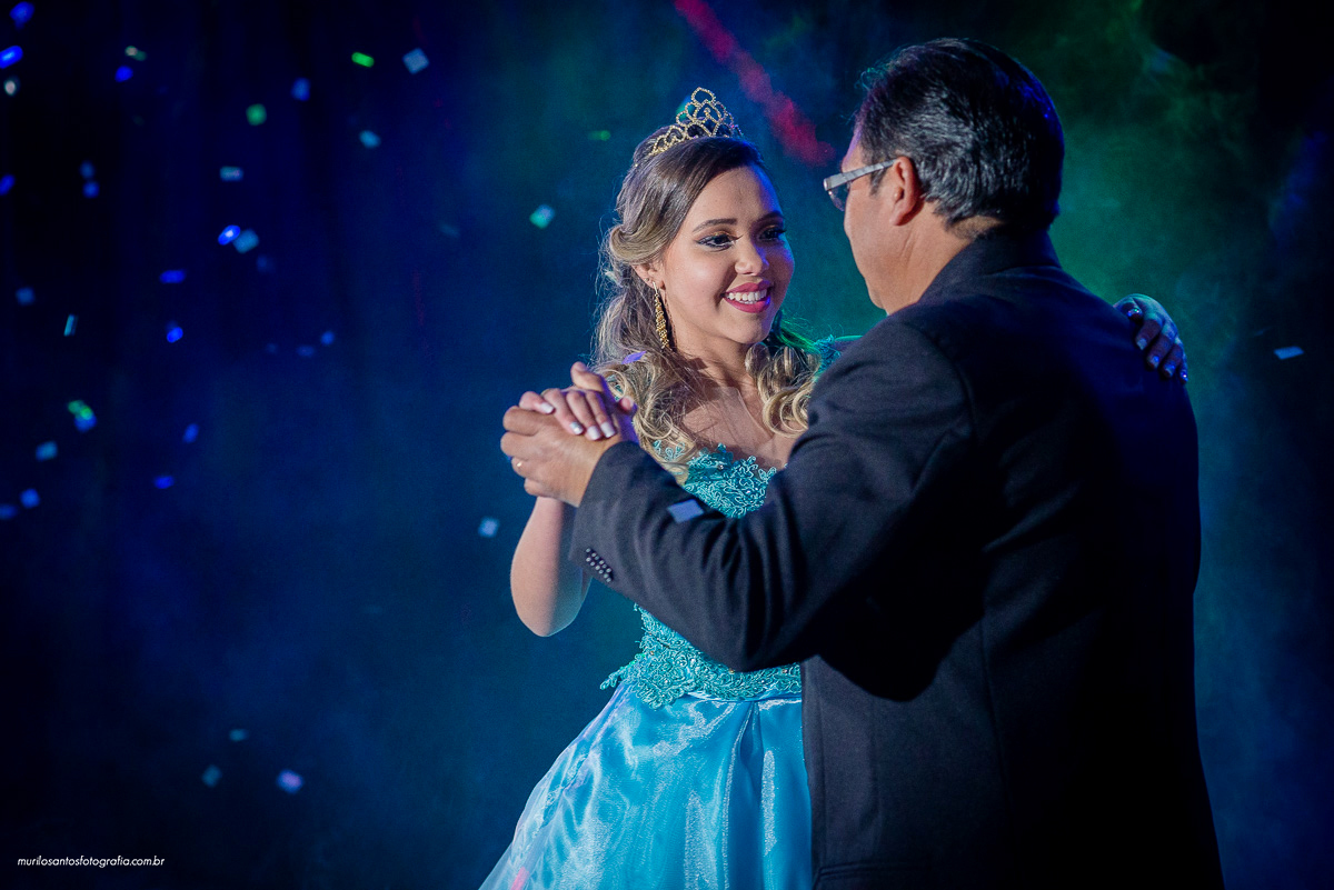 Murilo Santos Fotografia 15 Anos Campos Gerais Castro Castrolanda Alegria Festa Eloy Ferreira Eventos Nikon D600 28mm 50mm 85mm Moça Sorrindo Dança Coreografia Homenagem Vestido Decoração Azul Bolo