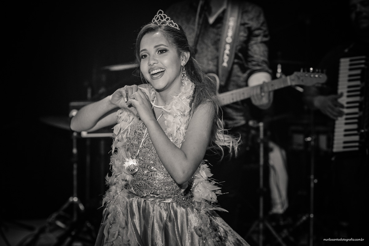 Murilo Santos Fotografia 15 Anos Campos Gerais Castro Castrolanda Alegria Festa Eloy Ferreira Eventos Nikon D600 28mm 50mm 85mm Moça Sorrindo Dança Coreografia Homenagem Vestido Decoração Azul Bolo