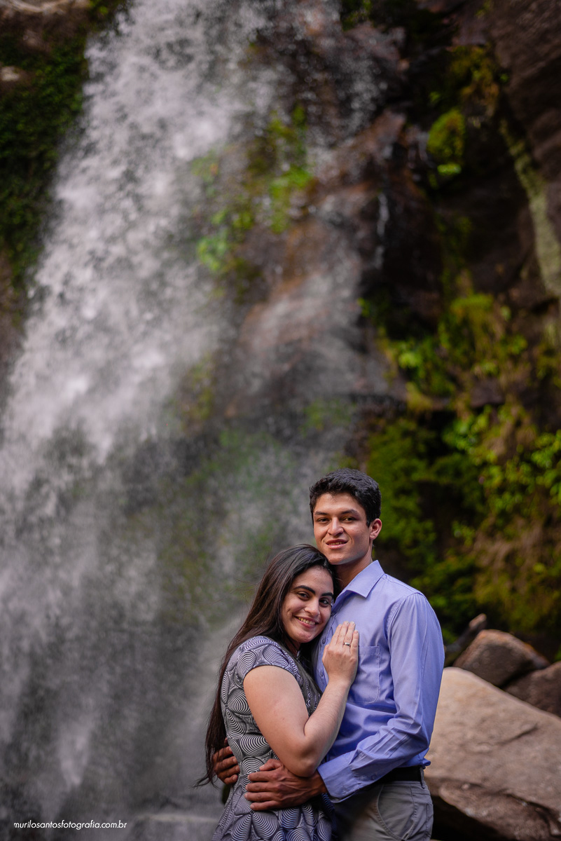 Dhebora e Alefh Murilo Santos Fotografia Ensaio Casal Cachoeira Rio São Jorge Ponta Grossa Campos Gerais Paraná Alegria Sorriso Espontaneo Noivos Noiva Noivo Sessão Rio Água Nikon