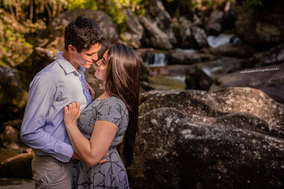 Dhebora e Alefh Murilo Santos Fotografia Ensaio Casal Cachoeira Rio São Jorge Ponta Grossa Campos Gerais Paraná Alegria Sorriso Espontaneo Noivos Noiva Noivo Sessão Rio Água Nikon