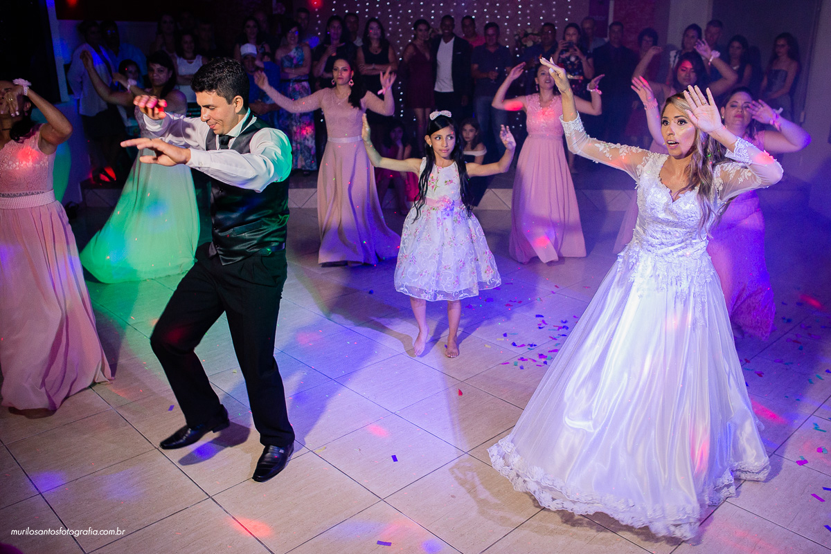 Thaise e Junior Murilo Santos Fotografia Casamento Cerimonia Igreja do Rosário Noivos Noiva Noivo Vestido Jantar Associação Paranatrator Castro Campos Gerais Alegria Família Casal Crianças Meninas Espontâneo Nikon