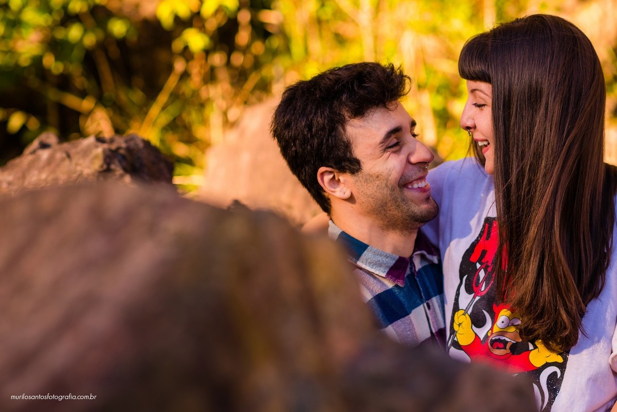 Fernanda e Alexandre ensaio casal se olhando Pirai do sul ensaio externo fotografo fundo verde natureza Murilo Santos Fotografia Castro Campos Gerais Alegria Espontâneo Nikon