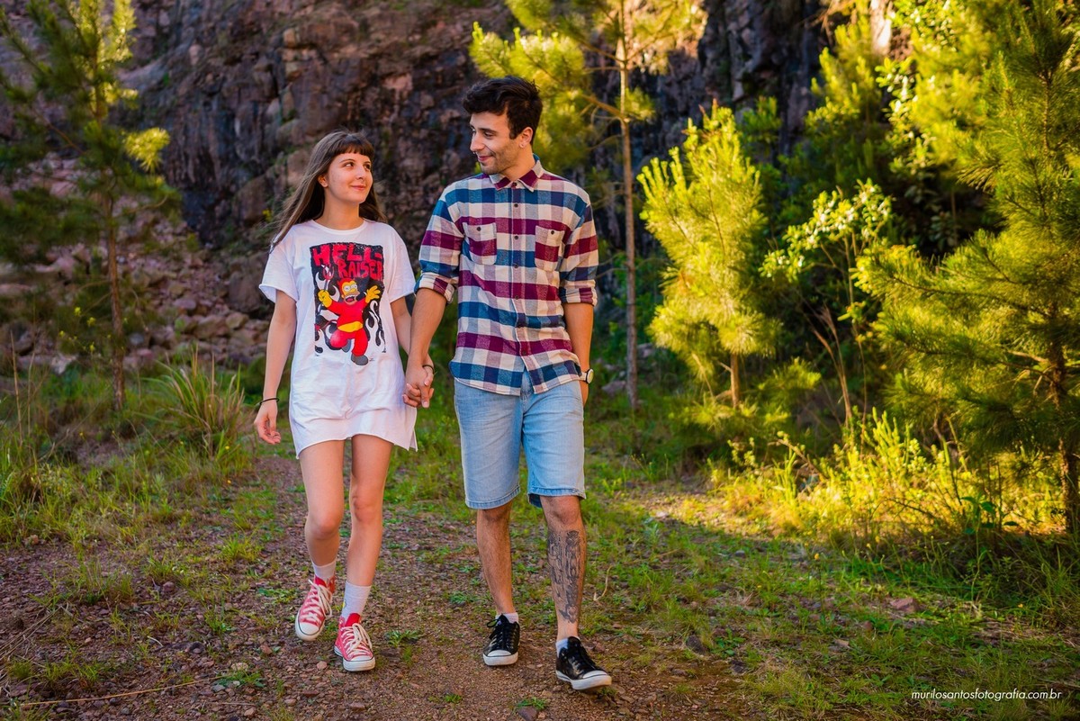Fernanda e Alexandre ensaio casal se olhando e caminhando Pirai do sul ensaio externo fotografo fundo verde natureza Murilo Santos Fotografia Castro Campos Gerais Alegria Espontâneo Nikon