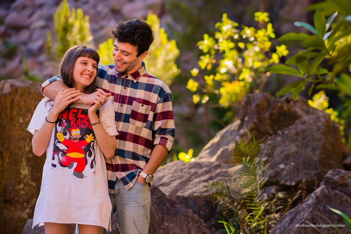 Fernanda e Alexandre ensaio casal abraçado sorrindo Pirai do sul ensaio externo fotografo fundo verde natureza Murilo Santos Fotografia Castro Campos Gerais Alegria Espontâneo Nikon