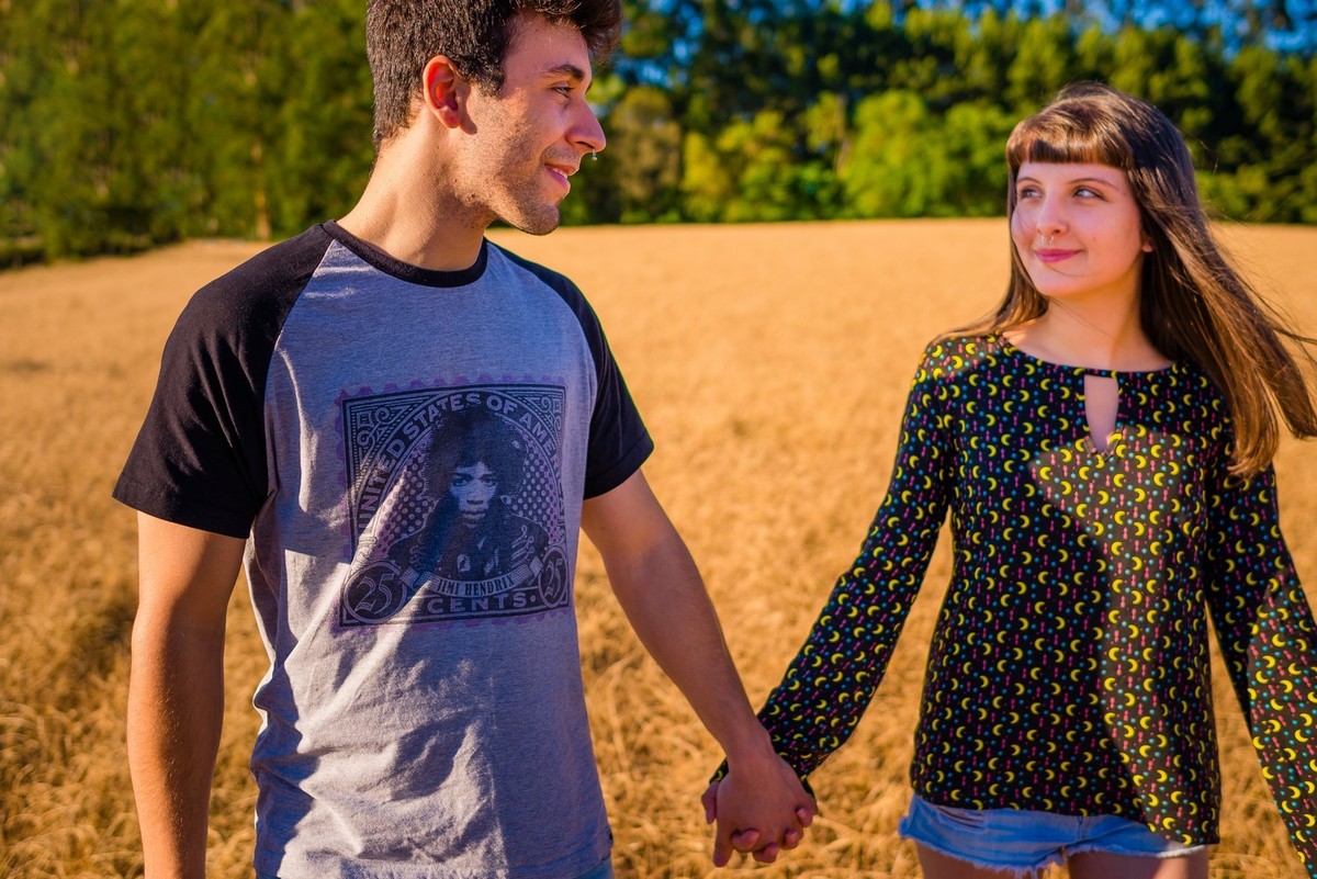 Fernanda e Alexandre ensaio casal se olhando caminhando Pirai do sul ensaio externo fotografo fundo verde natureza Murilo Santos Fotografia Castro Campos Gerais Alegria Espontâneo Nikon