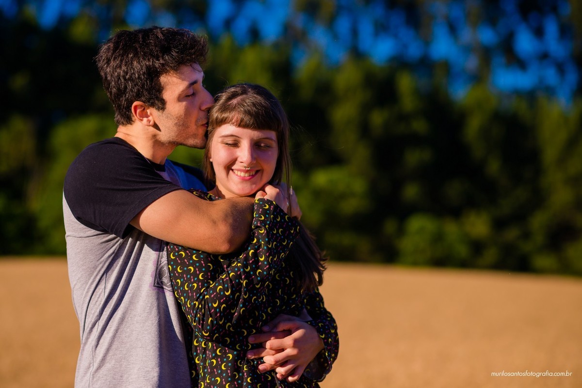 Fernanda e Alexandre ensaio casal abraçado beijinho Pirai do sul ensaio externo fotografo fundo verde natureza Murilo Santos Fotografia Castro Campos Gerais Alegria Espontâneo Nikon