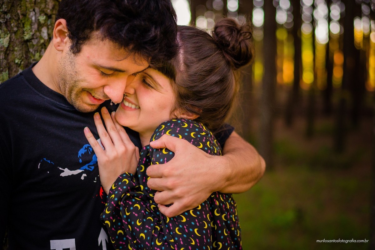 Fernanda e Alexandre ensaio casal se abraçando bem apertado Pirai do sul ensaio externo fotografo fundo verde natureza Murilo Santos Fotografia Castro Campos Gerais Alegria Espontâneo Nikon