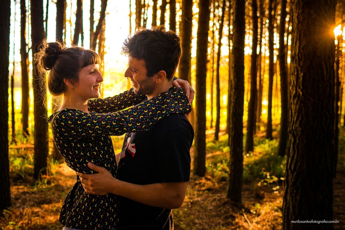 Fernanda e Alexandre ensaio casal se olhando  abraçado Pirai do sul ensaio externo fotografo fundo verde natureza Murilo Santos Fotografia Castro Campos Gerais Alegria Espontâneo Nikon