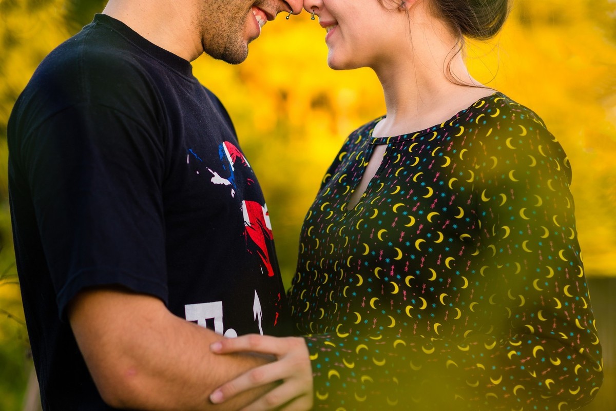 Fernanda e Alexandre ensaio casal de frente olho no olho Piercing Pirai do sul ensaio externo fotografo fundo verde natureza Murilo Santos Fotografia Castro Campos Gerais Alegria Espontâneo Nikon