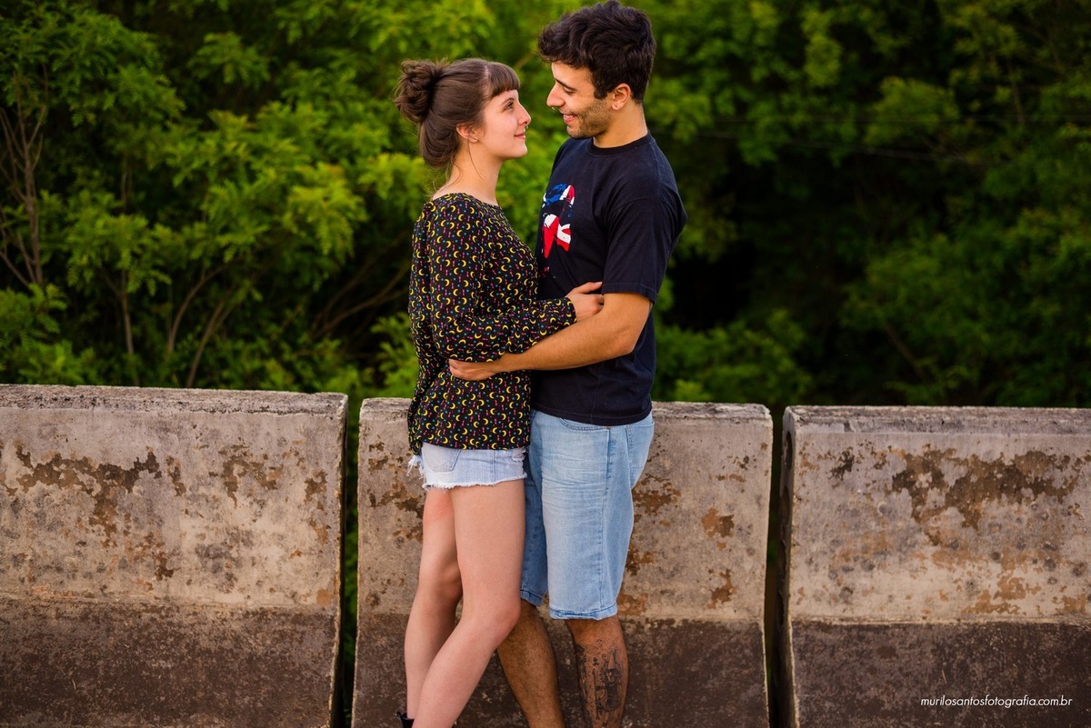 Fernanda e Alexandre ensaio casal se olhando de frente Pirai do sul ensaio externo fotografo fundo verde natureza Murilo Santos Fotografia Castro Campos Gerais Alegria Espontâneo Nikon
