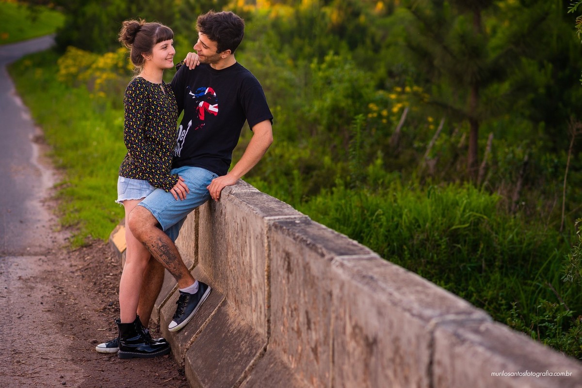 Fernanda e Alexandre ensaio casal se olhando de frente Pirai do sul ensaio externo fotografo fundo verde natureza Murilo Santos Fotografia Castro Campos Gerais Alegria Espontâneo Nikon