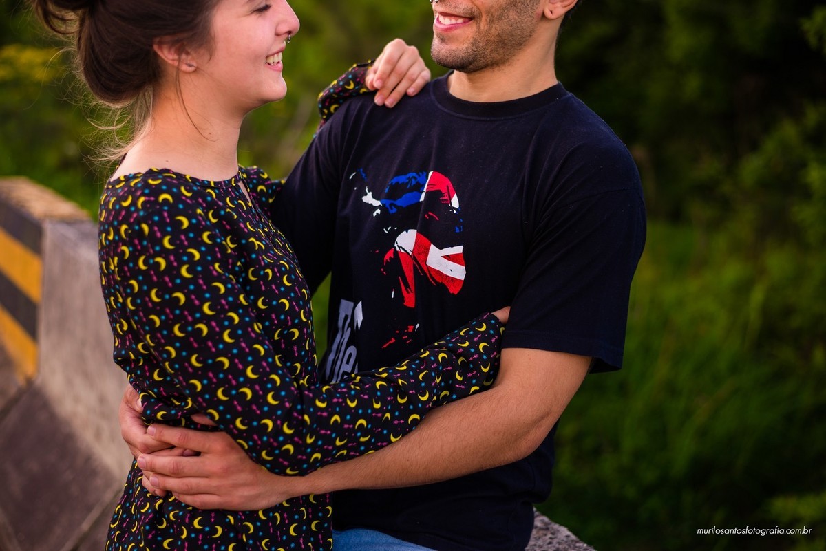 Fernanda e Alexandre ensaio casal se olhando sorrindo abraçados Pirai do sul ensaio externo fotografo fundo verde natureza Murilo Santos Fotografia Castro Campos Gerais Alegria Espontâneo Nikon