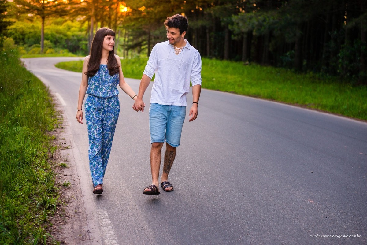 Fernanda e Alexandre ensaio casal se olhando caminhando de mãos dadas Pirai do sul ensaio externo fotografo fundo verde natureza Murilo Santos Fotografia Castro Campos Gerais Alegria Espontâneo Nikon