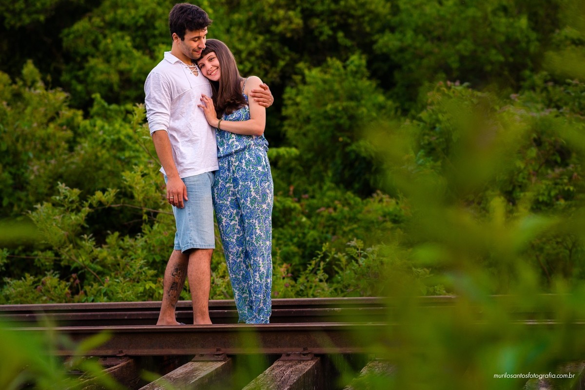 Fernanda e Alexandre ensaio casal abraçado na linha do trem Pirai do sul ensaio externo fotografo fundo verde natureza Murilo Santos Fotografia Castro Campos Gerais Alegria Espontâneo Nikon