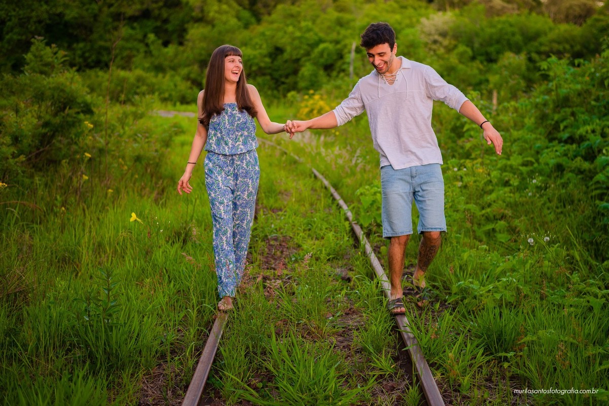 Fernanda e Alexandre ensaio casal caminhando sob a linha do trem Pirai do sul ensaio externo fotografo fundo verde natureza Murilo Santos Fotografia Castro Campos Gerais Alegria Espontâneo Nikon