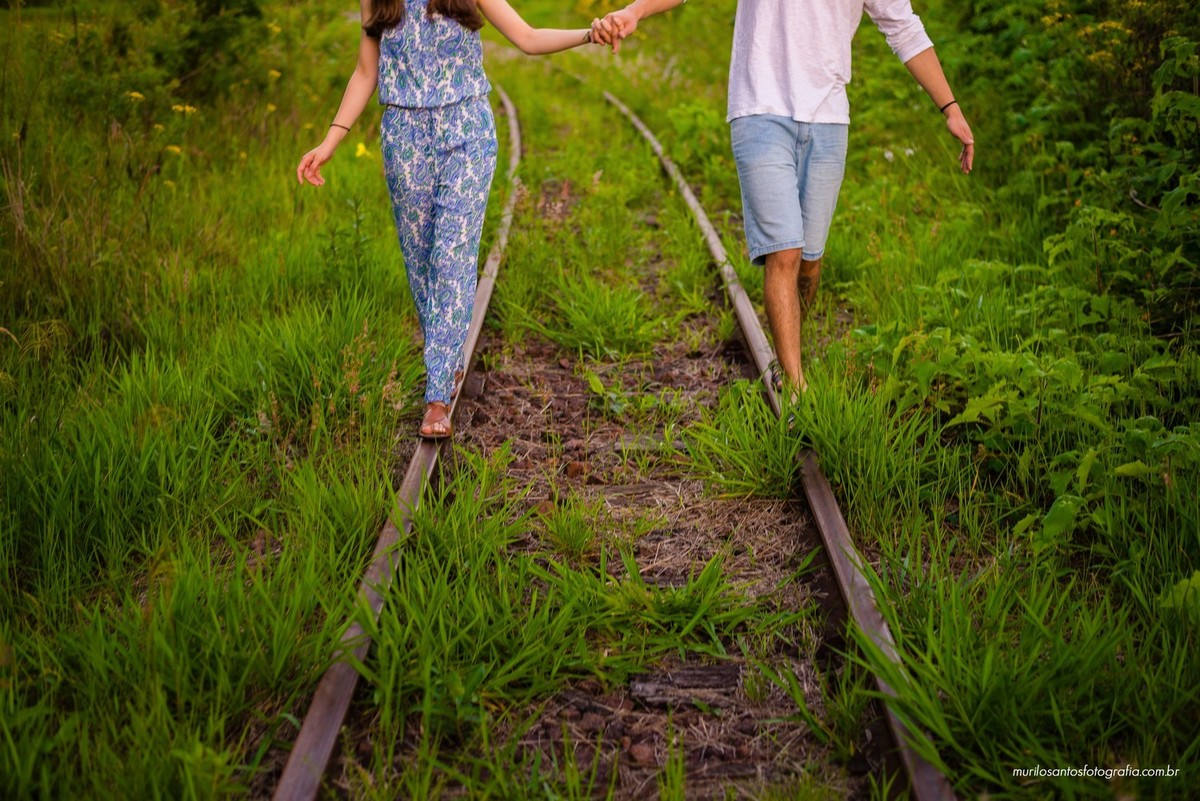 Fernanda e Alexandre ensaio casal caminhando sob a linha do trem Pirai do sul ensaio externo fotografo fundo verde natureza Murilo Santos Fotografia Castro Campos Gerais Alegria Espontâneo Nikon
