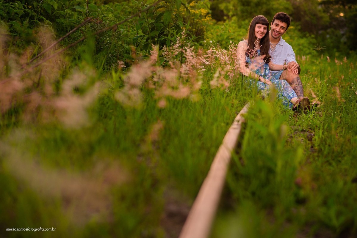 Fernanda e Alexandre ensaio casal sentados na linha do trem abraçados Pirai do sul Ensaio externo fotografo fundo verde natureza Murilo Santos Fotografia Castro Campos Gerais Alegria Espontâneo Nikon