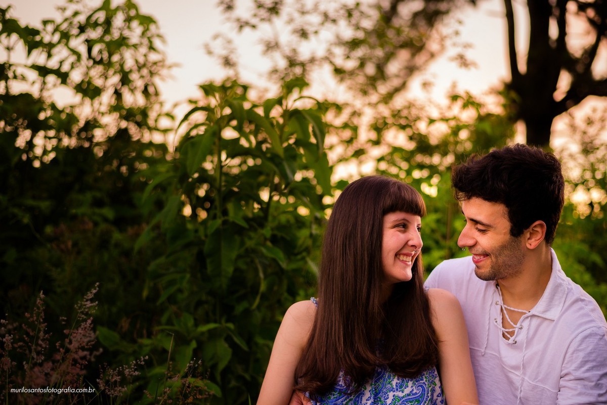 Fernanda e Alexandre ensaio casal se olhando abraçados Pirai do sul ensaio externo fotografo fundo verde natureza Murilo Santos Fotografia Castro Campos Gerais Alegria Espontâneo Nikon
